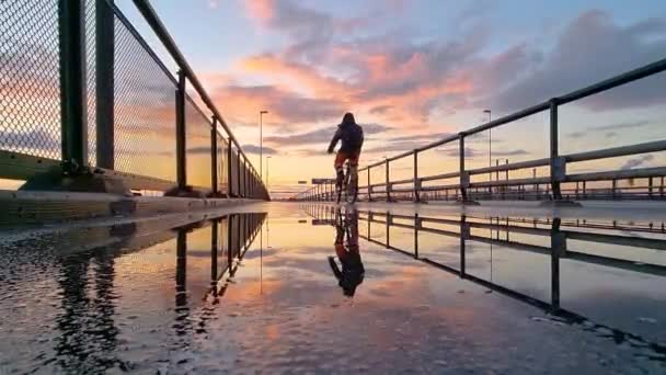 Rowerzyści Rowerowi Złota Godzina Refleksja — Wideo stockowe