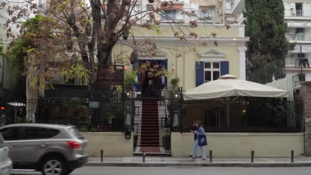 Coche Personas Que Pasan Frente Una Cafetería Ciudad — Vídeos de Stock