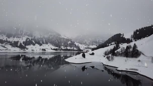 Nieve Niebla Paisaje Montaña Refleja Agua Clara Del Lago Durante — Vídeo de stock