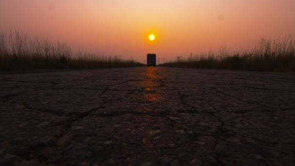 Ein Bus Fährt Bei Sonnenuntergang Über Eine Kamera Mitten Auf — Stockvideo