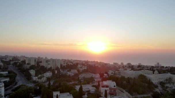 Uitzicht Zonsondergang Heuvelachtige Rustige Stad Met Hoge Gebouwen Zee Horizon — Stockvideo