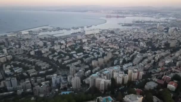 以色列海法 一个安静的城市 晚上有对称的建筑物 有一个有货船的港口 — 图库视频影像