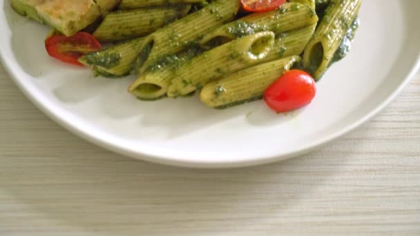 Zelfgemaakte Penne Pasta Pesto Saus Met Gegrilde Kip — Stockvideo