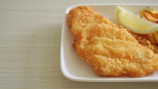 Рыба Чипсы Филе Жареной Рыбы Картофельными Чипсами Лимоном Белой Тарелке — стоковое видео