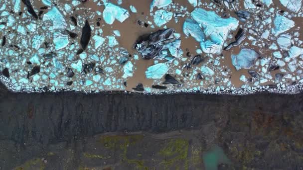 在冰岛南部斯卡夫塔夫瀑布附近的斯维纳菲尔斯约克勒冰川的空中视图 冰山漂浮着 自上而下的无人驾驶飞机射击 — 图库视频影像