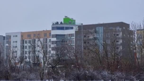 Странно Выглядящий Зеленый Домик Вершине Здания — стоковое видео