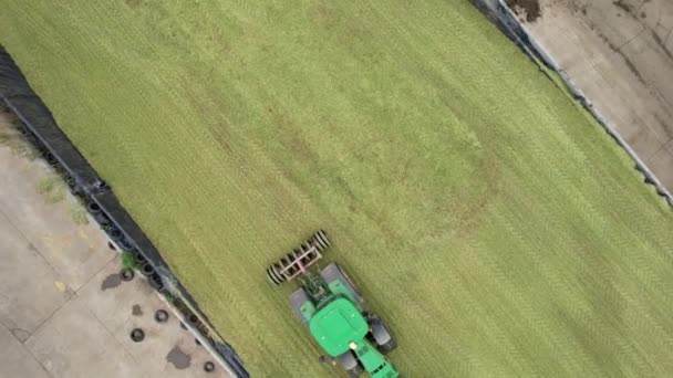 Luftfoto Ramming Pit Siloer Med Traktorer Industriel Gård – Stock-video