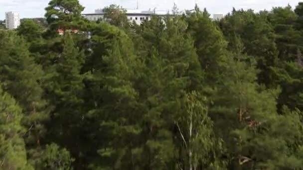 スウェーデンのストックホルムにある人気の郊外地区 空中前方上昇を明らかに — ストック動画