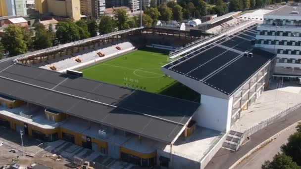 スウェーデンのStudenternas Uppsalaスタジアムでサッカー選手のトレーニング 空中旋回 — ストック動画
