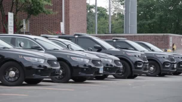 Багато Поліцейських Автомобілів Припарковані Біля Поліцейського Відділку — стокове відео