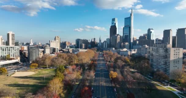 필라델피아 스카이라인 프랭클린 파크웨이 상공에 헬기가 배치되었습니다 날푸른 하늘의 — 비디오