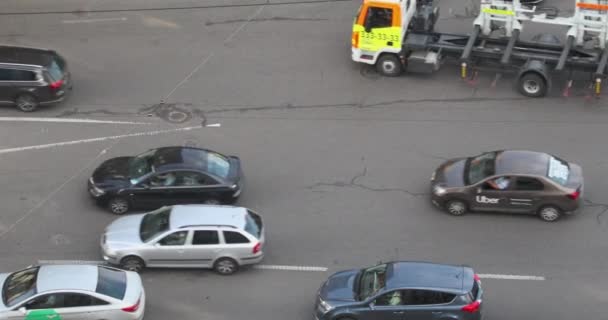 ウクライナのキエフ市でラッシュアワーの交差点での交通 高角度 — ストック動画