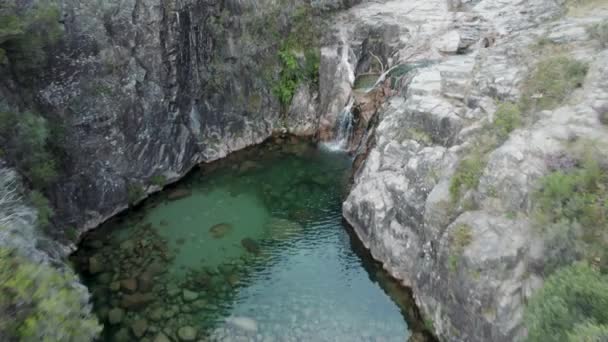 Aerial Pullback Emerald Natural Pool Waterfall Park Narodowy Gers Portugalia — Wideo stockowe
