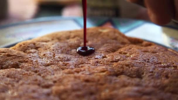 Himbeerpüree Auf Gebackenen Pfannkuchen — Stockvideo