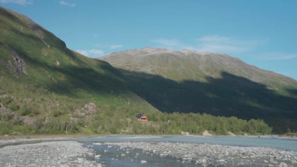 Pequeña Cabaña Parte Inferior Colina Parque Nacional Anderdalen Senja Noruega — Vídeos de Stock