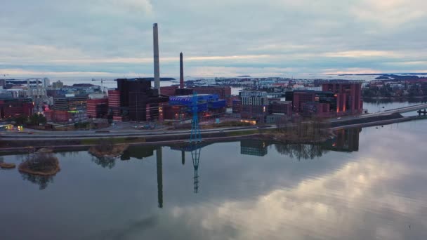 Luftfoto Ruoholahti Distriktet Helsinki Med Reflekterende Vand Sporing Drone Shot – Stock-video