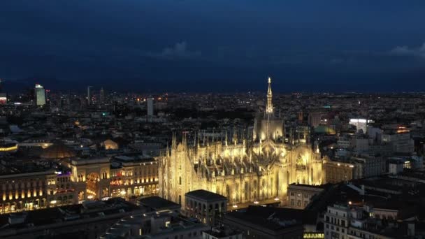 Luftdrone Optagelser Milanos Skyline Den Oplyste Domkirke Natten – Stock-video