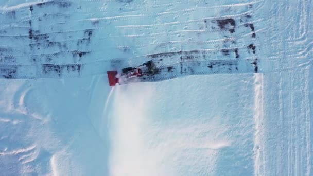 寒冷的天气里 人们用发动机鼓风机犁雪 空中俯瞰 — 图库视频影像