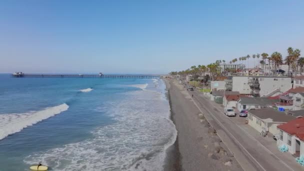 Drone Flyover Στην Ακτή Στην Παραλία Oceanside Μεγάλη Ξύλινη Προβλήτα — Αρχείο Βίντεο