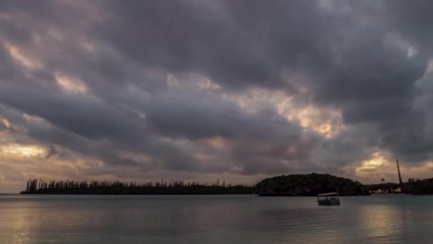 ニューカレドニアのパインズ島にあるカヌメラ ビーチの日没の雲は 夕暮れ時の海の水を反映して驚くほどカラフルな空 静的な時間の経過 — ストック動画