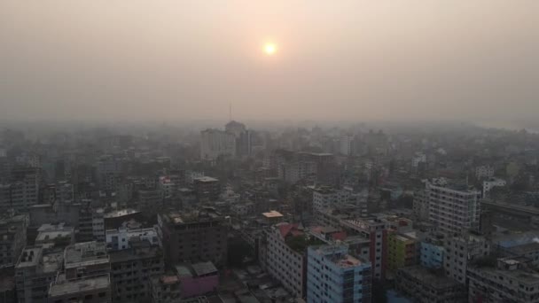 Dron Eleva Sobre Viejo Dhaka Mostrando Paisaje Urbano Cubierto Smog — Vídeo de stock