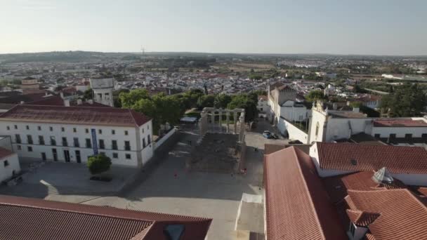 葡萄牙埃武拉历史中心罗马圣殿的废墟 背景为城市景观 空中轨道 — 图库视频影像