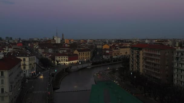 太阳升起前Milano Darsena地区及其水道的无人机镜头 前程飞行 — 图库视频影像