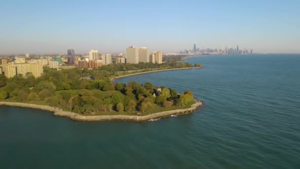 Establecimiento Shot Promontory Point Con Paisaje Urbano Chicago Segundo Plano — Vídeos de Stock