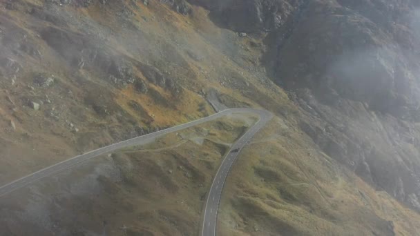 Спуск Дронов Перевалом Сустен Швейцарских Альпах Швейцарии Автомобилем Движущимся Дороге — стоковое видео