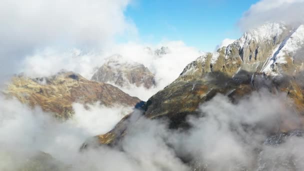 Obracające Się Filmy Gotthardem Szwajcarskich Alpach Śniegiem Szczytach — Wideo stockowe