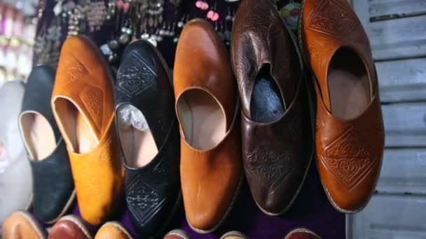 Traditionelle Arabische Lederschuhe Hängen Einem Straßenladen Den Souks Tunesien — Stockvideo