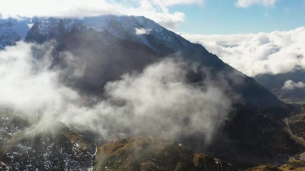 电影中的无人驾驶飞机在云层中盘旋 然后倾斜到瑞士苏斯滕山口的Steinsee湖 — 图库视频影像