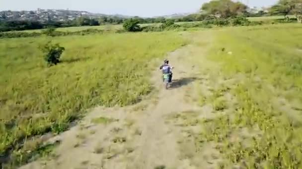 Person Auf Einem Grünen Motorrad Einem Feldweg Enduro Geländefahren Mit — Stockvideo