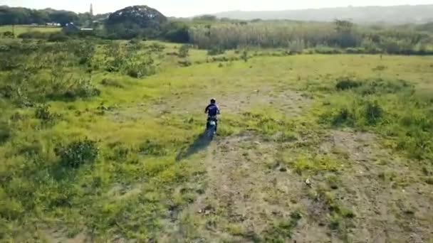 Personne Conduisant Une Moto Verte Dans Une Zone Champ Terre — Video