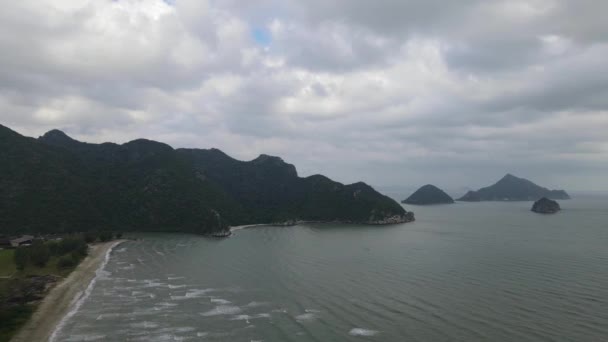 右のビーチフロントと波を明らかにし いくつかの素晴らしい島と灰色の雲 サムRoi Yot国立公園 Prachuap Khiri Khan タイの山々に向かって空の映像 — ストック動画