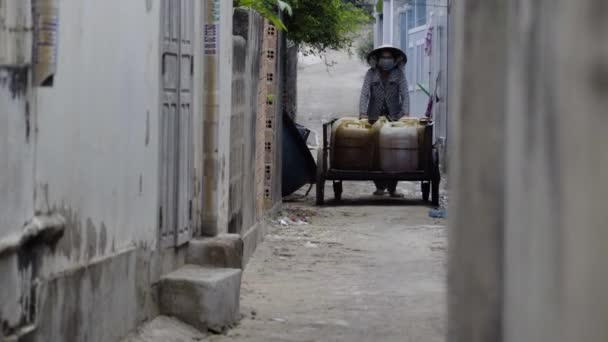 Vietnamesisk Kvinnlig Bybo Med Ansiktsmask Driver Vagn Med Behållare Bränsle — Stockvideo