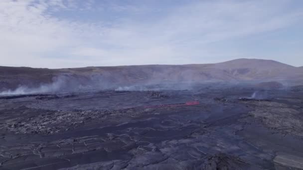 アイスランドのゲリンダダール火山の熱い溶岩原から立ち上がる煙 ドローンは — ストック動画