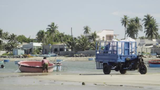 Pescadores Descarregando Sacos Carrinho Moto Colocando Coracle Boat Estática — Vídeo de Stock