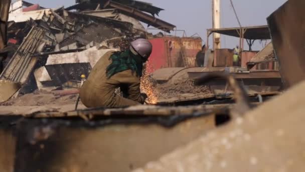 Trabajador Usando Oxy Antorcha Acetileno Con Pieza Gigante Metal Balanceo — Vídeos de Stock