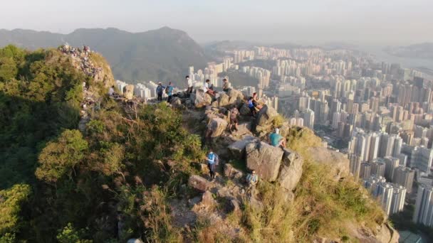 Locales Turistas Sentados Cresta Lion Rock Con Vistas Horizonte Hong — Vídeo de stock