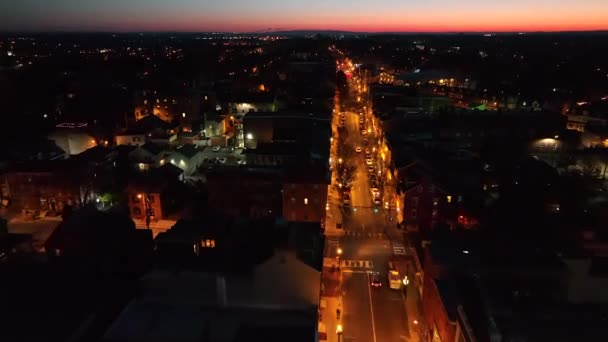 空中的娃娃在夜晚朝着地平线上的光芒飞去 城市夜市 — 图库视频影像