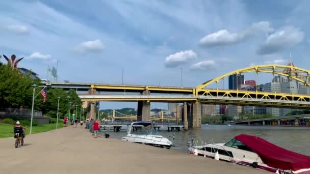 Allegheny Rivefront Pittsburgh Nehir Kıyısında Yürür — Stok video