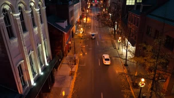 Julkrans Dekoration Lyktstolpar Urban Stad Biltrafik Natten Stigande Antenn — Stockvideo