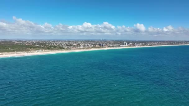 Drone Trigg Island Beach Met Perth City Achtergrond — Stockvideo