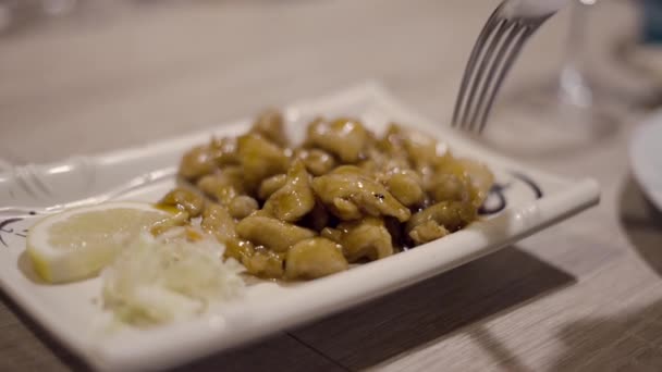 Nahaufnahme Auf Gabel Kleben Stücke Von Gebratenem Hähnchen Mit Sauce — Stockvideo