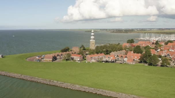 네덜란드 프리슬란트의 아름다운 여름날 경치가 아름다운 개방되어 마리나의 모습을 공중에서 — 비디오