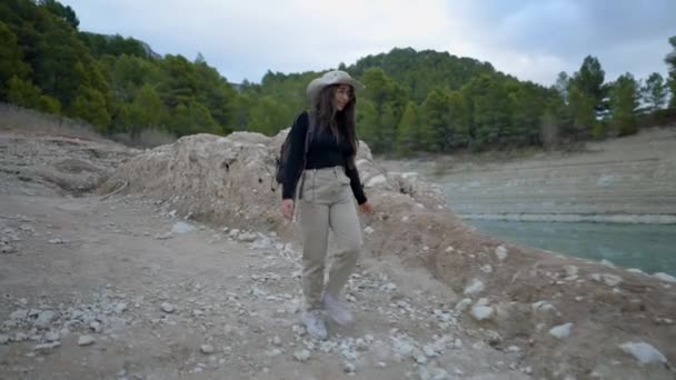 Mujer Joven Trekking Por Lago Todavía España Detiene Mira Brújula — Vídeo de stock