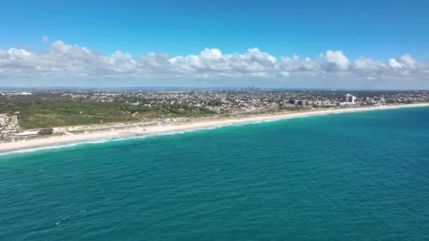 Drone Trigg Island Beach Com Perth City Fundo — Vídeo de Stock