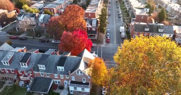 朝日の中で美しい光 都市の家の空中確立ショット 復元された歴史的高価な建築物の住宅のための三角形レイアウト — ストック動画
