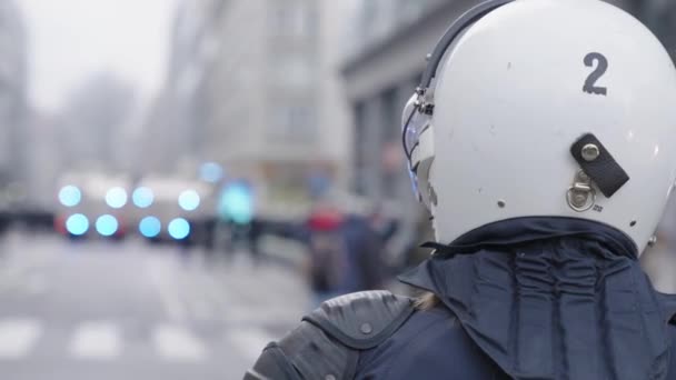 Primo Piano Agente Polizia Che Indossa Casco Bianco Con Luci — Video Stock